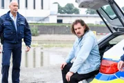 David (Diego Carlos Seyfarth, r.) muss Tobias die Hiobsbotschaft mitteilen.