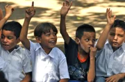 Famulantin Viktoria Willeke und Bordarzt "Winnie" Dr. Winfried Koller machen in Nicaragua einen Ausflug mit dem Bücherbus. Kindern melden sich.