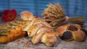 Marie Simon backt für das Essen mit Freunden leckere Partybrötchen-Variationen: eine herzhafte Ähre, Brötchen, die an Blumen erinnern und ein würziges Kräuterbaguette sorgen für Abwechslung beim Mädelsabend oder auf der Grillparty.