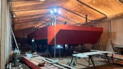 Die neue Fähre ist eigentlich fast fertig in der Barther Werft. Aber der neue, umweltfreundliche Elektromotor ist zurzeit wohl nicht lieferbar. Also verzögert sich die Auslieferung auf unbestimmte Zeit.
