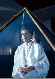 Gerda Baumann (Gisela Uhlen), die Mutter von Karin Friedl, kümmert sich nicht um die Tatsache, dass der Freund ihrer Tochter ermordet wurde, als Karin neben ihm schlief.