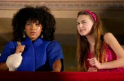 Lucy (Kensington Tallman, r.) und ihre Klassenkameradin Charlotte (Gloria Colston) haben sich für eine Filmpremiere schick gemacht.