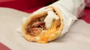 Türkisches Schawarma wird in Lafah-Teig oder Fladenbrot eingewickelt, gibt es im Restaurant „Istanbul Samer“.