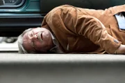 Günter (Wolfgang Winkler) hat einen Schlag auf den Kopf bekommen und liegt bewußtlos auf der Straße.