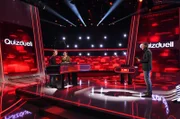 Moderator Jörg Pilawa mit den KandidatInnen des Teams 'Schauspiel': Dem Schauspieler Wolfgang Bahro und der Schauspielerin Ulrike Frank.