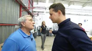 Felix Bossmann (r.) hat die attraktive Janine Lückel in den familieneigenen Maschinenbaubetrieb eingestellt. Sein Vater Matthias hat davon nichts gewusst und ist alles andere als begeistert. Denn er kennt die Frau...