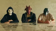 L-R: Mr. X, S und P sitzen für ein Interview mit Mariana in Dubai.
