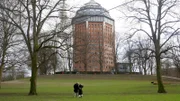 Während seiner Nutzung war er der größte Wasserturm Europas. Heute ist er ein Hotel: Der Wasserturm Hamburg-Sternschanze.