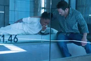 Amy Bellafonte (Saniyya Sidney, l.); Brad Wolgast (Mark-Paul Gosselaar, r.).