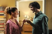 Annalena wird von Tobias mit einer spontanen Hochzeit überrascht. Von links: Annalena Brunner (Heidrun Gärtner) und Tobias (Valentin Schreyer).
