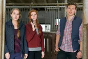 Greta Hansen (Enya Elstner), Celine (Zora Achtnich) und Luis (Lion Wasczyk) halten Ausschau nach den verschwundenen Reiterinnen.