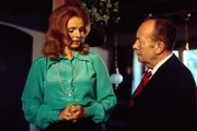 Der Kommissar (Erik Ode) glaubt die Lösung des Falles gefunden zu haben. Aber ihm fehlt noch die Aussage von Anna Reithe (Ruth-Maria Kubitschek), um eine kleine Unstimmigkeit in seiner Theorie zu bereinigen.