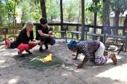 Entertainment-Managerin Corina und Zauberer Kalibo bei einem Ritual beim Schamanen in Guatemala.