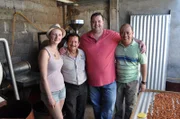 Küchenchef Fritz Pichler und Küchenpraktikantin Elisabeth mit den Schokoladenherstellern in Puerto Chiapas in Mexiko.