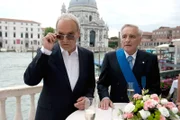 Vice Questore Patta (Michael Degen, re.) wird für seine Verdienste geehrt, doch ausgerechnet Maurizio De Rivera (Walter Kreye), ein zwielichtiger Industrieller, hält die Laudatio.