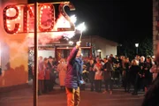 Die Lansinger leuten das neue Jahr ein. Von links: Patrick Westenrieder (Lucas Bauer), Michael Gerstl (Gerd Lohmeyer), Katharina Benninger (Carina Dengler), Pfarrer Simon Brandl (Ferdinand Schmidt-Modrow), Martin Kirchleitner (Hermann Giefer).