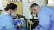 Marie Prass Cuenca und Andreas Cremerius werden in Dachau zu einem schwerkranken Mann gerufen, der mit hohem Fieber und dem Verdacht auf Corona sofort in eine Klinik muss.
