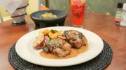 Auf Mesquite gegrillte Wachteln, gefüllt mit Wildpilzen, geröstetem Mais, getrockneten Aprikosen und Poblanos von „Boudro’s Bistro“ in San Antonio.