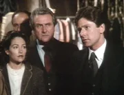 Kitty Trumbell (Olivia Hussey) und ihr Vater Oliver (Patrick Macnee, mi.) trauern gemeinsam mit Ernest Fielding (Kristoffer Tabori) um die verstorbene Sängerin Emma McGinn.