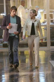 Calleigh (Emily Procter) unterrichtet Ryan (Jonathan Togo) von ihren Ermittlungsergebnissen.