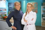 In einer offenen, gemütlichen Wohnküche zeigen Deutschlands jüngste Sterneköchin Julia Komp und Back- und Konditormeisterin Marie-Thérèse Simon ihre besten Rezepte in der unterhaltsamen Koch- und Back-Sendung.