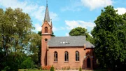 In Brandenburg gibt es über 1500 Dorfkirchen. Viele von ihnen werden nicht mehr gebraucht, weil immer mehr Menschen aus der Kirche austreten oder sterben. Aber die Kirchenbauten sind Kulturdenkmäler, oft Wahrzeichen und noch immer Mittelpunkt eines jeden Dorfes. Was also tun mit den Gebäuden und Grundstücken? Ein rbb-Team hat einige kreative Beispiele für „alternative“ Kirchennutzung gefunden.
