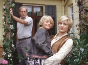 ARD UTTA DANELLA - DIE ANDERE EVA, Deutschland 2003, Regie Gloria Behrens, am Freitag (16.05.03) um 20:15 Uhr und am Dienstag (20.05.03) um 10:30 Uhr im Ersten. Eve (Sonsee Ahray Floethmann) und der kleine Robby (Benjamin Hartinger) fYhlen sich bei Klaus Seebacher (GYnther Maria Halmer) sichtlich wohl. © ARD/DEGETO/Marco-Orlando Pichler - honorarfrei fYr AnkYndigungen und Versffentlichungen im Zusammenhang mit genannter Sendung bei Nennung: "ARD/DEGETO/Marco-Orlando Pichler" (S 2), Presse und Programmbetreuung (069) 1509-334 oder -335