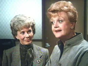 Jessica (Angela Lansbury) lernt die Gefängnisdirektorin Warden Elisabeth Gates (Vear Miles) kennen.