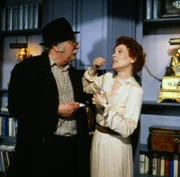 Meister Eder (Gustl Bayrhammer) und Frau Hofmann (Elisabeth Volkmann).