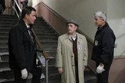 Petty Officer Simon Craig wird in einer Highschool mit brutalen Fußtritten ermordet. Mit dem NCIS-Team (Mark Harmon, r. und Michael Weatherly, l.) taucht der alte Dr. Magnus (Bob Newhart, M.), der Vorgänger von Ducky, am Tatort auf. Er wirkt häufig abwesend, obwohl er Ducky zuvor seine Mithilfe angeboten hat ...