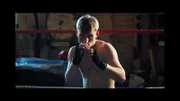 Tyler Sammis posiert in seinem Trainingsraum für die Kamera.