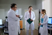 Sowohl Hans-Peter Brenner (Michael Trischan, li.) als auch die attraktive PJlerin Luisa Lindner (Luisa Wietzorek, re.) sind Dr. Martin Stein (Bernhard Bettermann, mi.) zugeteilt. Luisa und Hans-Peter sollen herausfinden, woran der Patient Stefan Meier leidet. Während Hans-Peter fachlich vorgeht, versucht Luisa mit viel Charme Martin eine mögliche Diagnose zu entlocken. Hans-Peter beobachtet das Geschehen skeptisch.