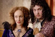 Vetter (Daniel Zillmann) und Cousine (Katharina Heyer) hecken einen Plan aus.