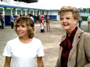 Jessica (Angela Lansbury) besucht ihre Nichte Tracy (Linda Grovenor), die als Jockey arbeitet.