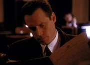 Agent Dales (Frederic Lane) findet heraus, dass der von ihm verhaftete Mörder keineswegs ein Kommunist ist, sondern das unwissende Opfer geheimer medizinischer Experimente.