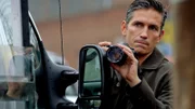Der ehemalige CIA-Agent John Reese (James Caviezel) hält sich zunächst zum Observieren im Hintergrund, um dann jedoch im entscheidenden Moment einzugreifen...