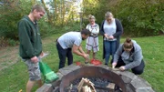 Peter und Flo wollen mit der Familie ein Lagefeuer machen. Allerdings hat niemand ein Feuerzeug dabei. Nun müssen sie auf urzeitliche Methoden zurückgreifen.