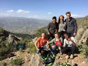 Die Belohnung für anstrengende Wanderungen sind wunderbare Ausblicke und tolle Team-Momente. v.l.n.r.: Konrad, Dominic, Jessi, Luissa, Marie und Justus
