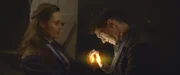 Darius (Louis Martino) Hände brennen vor lauter ungesteuerter Magie. Theo (Eloise Little) versucht zu helfen.
