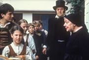 Vor der Schule heißt es warten, bis die Kinder aus dem Dorf mit ihrer Prüfung fertig sind. (Harald Gauster (Peter), Rudolf Buczolich, Mizzi Tesar).