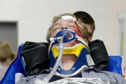 Nach einem schweren Autounfall wird ein junger Mann in die Sachsenklinik eingeliefert. Dr. Kathrin Globisch nimmt ihn entgegen und erstarrt als sie ihn erkennt: Es ist Moritz Weber (Johannes Hallervorden).