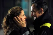 Mikes Liebesgeständnis trifft Annalena direkt ins Herz. Von links: Annalena Brunner (Heidrun Gärtner) und Mike Preissinger (Harry Blank).