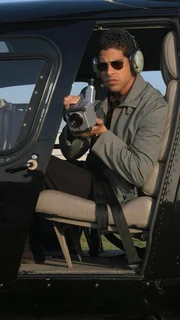 Eric Delko (Adam Rodriguez) sucht mit Hilfe einer W&auml;rmebildkamera aus einem Helikopter eine Stelle, an der die Leiche des Fabrikanten Ted Henderson vergraben sein k&ouml;nnte.