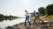 Lutz Kaiser (Knud Riepen, l.) will um jeden Preis das Handy von Kevin Holzer (Tillmann Eckard, r.) kontrollieren.