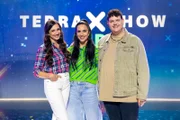 "Terra X-Show Kids"-Moderatorin Jess Schöne posiert mit ihren Gästen: Musiker Isaak und Foodinfluencerin Sally.