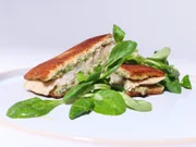 Gebratenes Forellen-Sandwich mit Feldsalat.