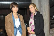 Verena (Susan Sideropoulos, r.) ist sich sicher: Pia (Isabell Horn) ist eifersüchtig - also in John verliebt!