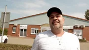 Frank (Foto) ist seit 19 Jahren arbeitslos. Seine Vergangenheit hat ihm die Suche nach einer Arbeitsstelle verbaut. Seine Zukunft möchte der Hartz-IV-Empfänger dennoch in die Hand nehmen: Als Taxifahrer will er der Armut entkommen.