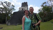Passagiere Isabell und Bastian inmitten der Tempelanlage von Tikal, der alten Maya-Stadt in Guatemala.