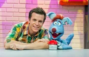 Benedikt Weber (li.) und Woozle sind ein ungleiches Gespann -  gemeinsam suchen sie Antworten auf alltägliche Fragen: Wie ist der Mond entstanden? Was ist eigentlich Zeit? Und wie kann man sie überlisten? Während Benedikt sich um wissenschaftlich fundierte Antworten bemüht, ist sein Freund Woozle für kreative Antworten zuständig.
